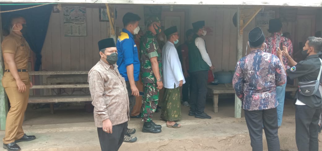 Ketua DPD Partai Golkar Dampingi Bupati Bangkalan Pasang Stiker Keluarga Pra Sejahtera