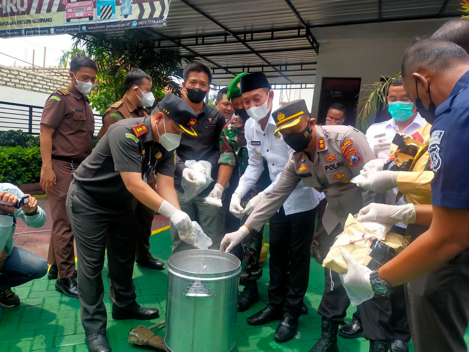 Kejari Sampang Musnahkan Barang Bukti 12 Kg Sabu