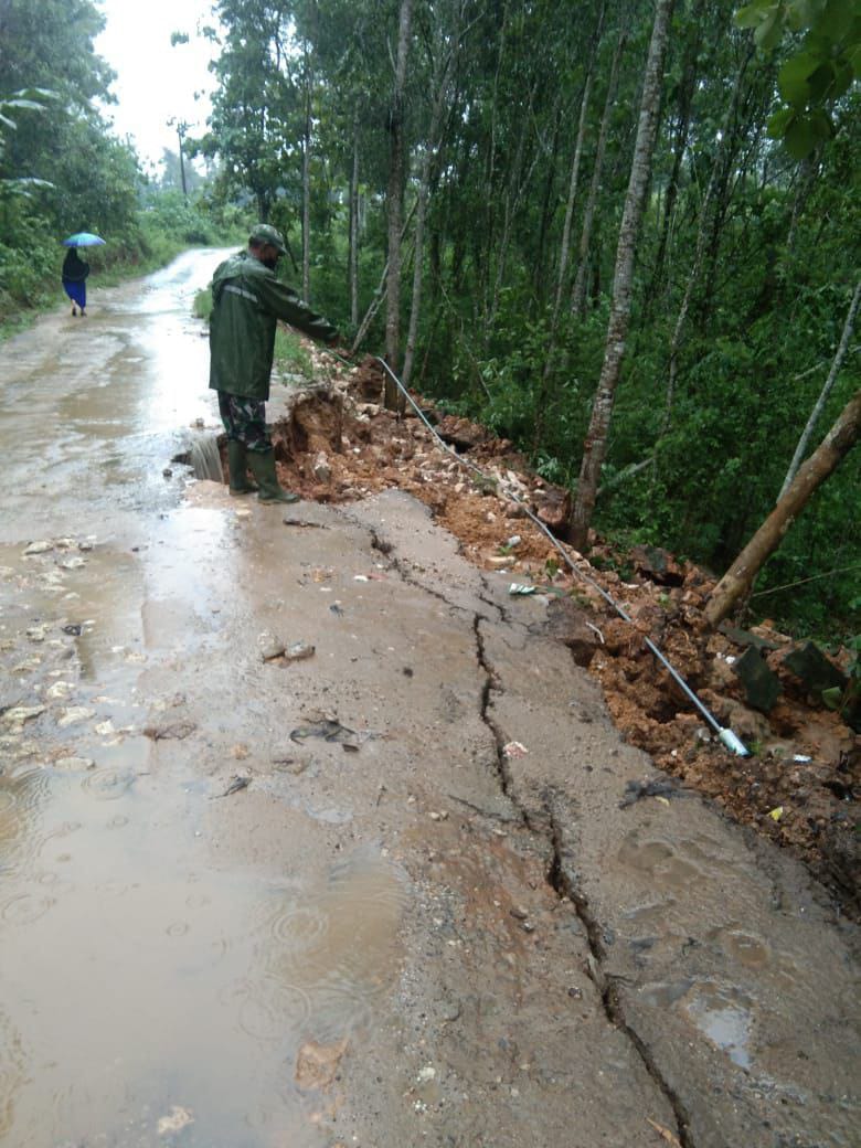 Hati-hati, Tebing Penguat Jalan di Rubaru Ambrol