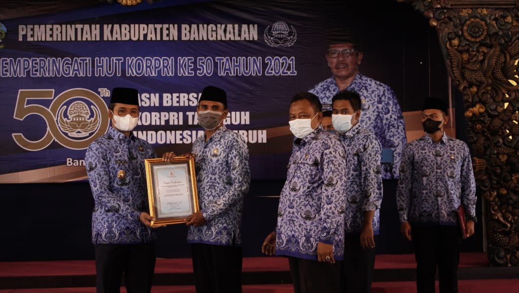 Usai Serahkan SK Ratusan CPNS, Ra Latif Minta ASN Bekerja Sunguh-Sungguh