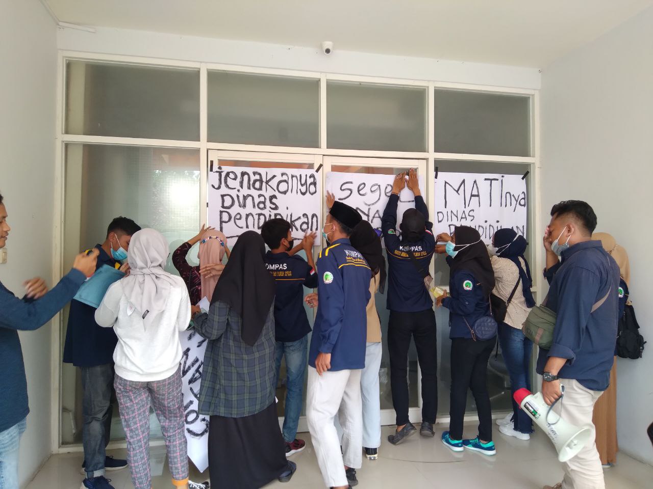 Kadisdik Bangkalan Selalu Menghindari Audensi, Ruang Kerja Bambang Disegel Mahasiswa