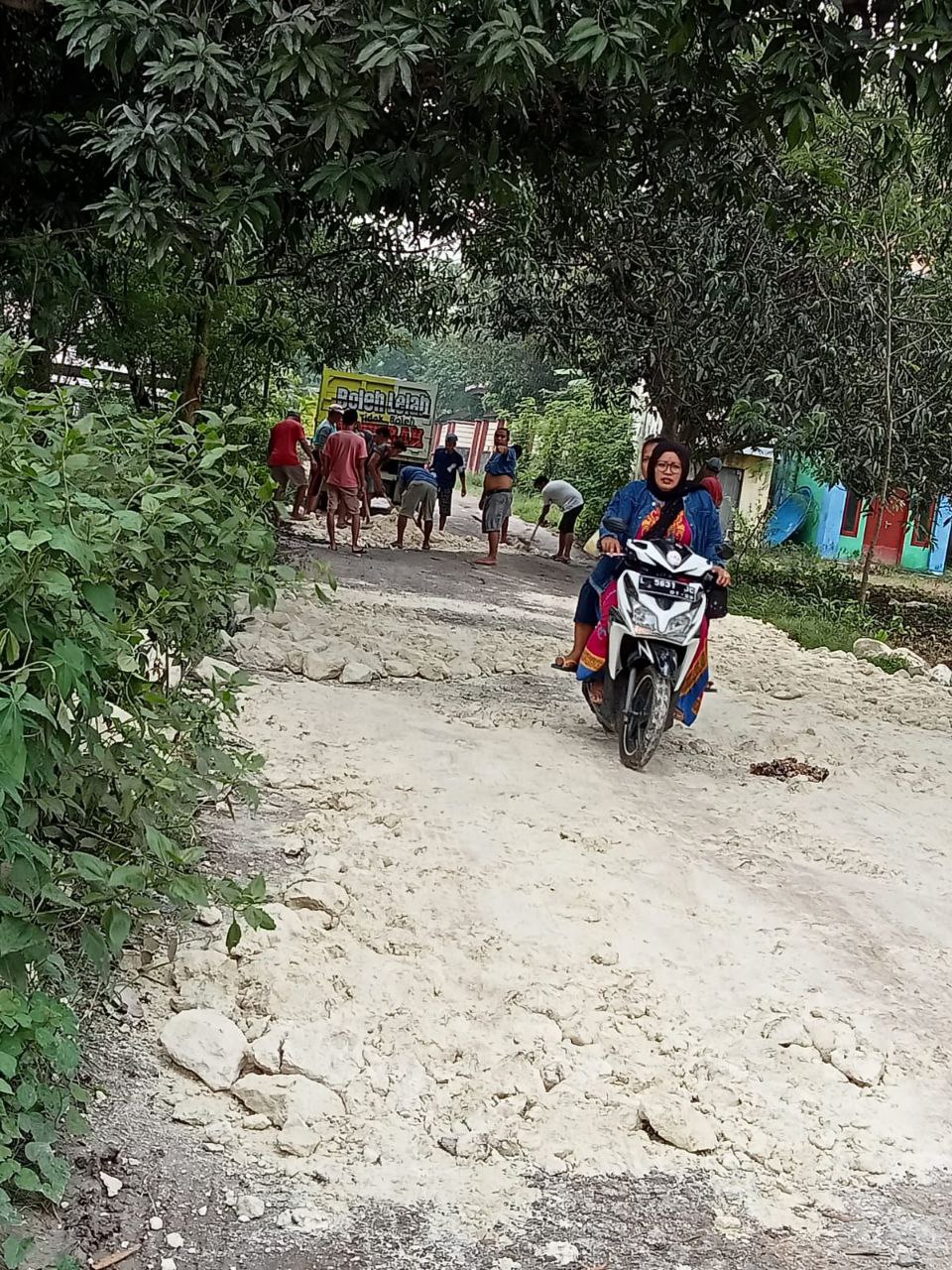 Warga Sanggra Agung Swadaya bedel Jalan Kabupaten yang Rusak, Begini Reaksi Pemkab Bangkalan