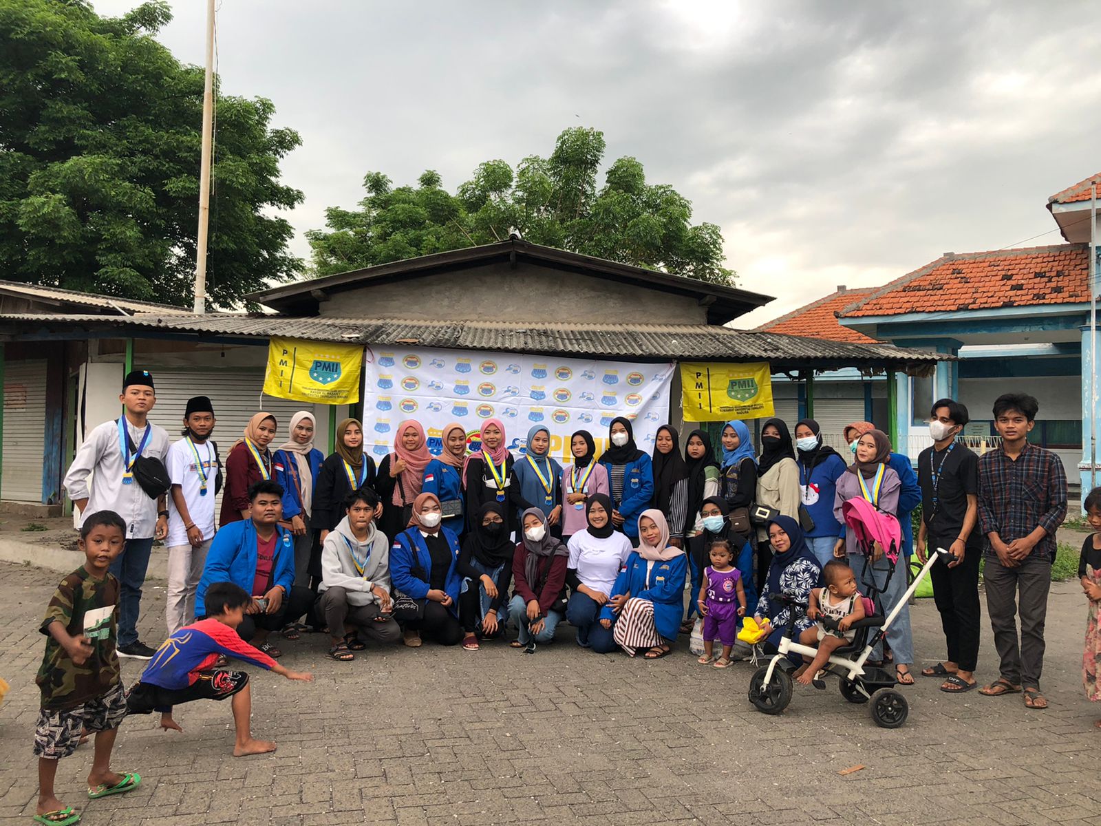 Peringati Harlah Kopri, PMII Rayon Alhasany UTM Bagi Bagi Hijab
