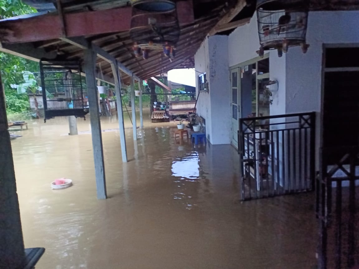 Banjir Tahunan Kembali Melanda Blega, Rumah Warga Digenangi Air Setinggi Lutut