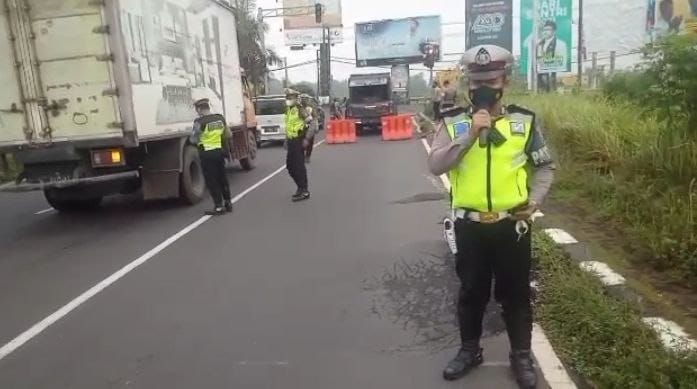 Sempat Ditutup Total, Jalur Blega Kembali Buka Tutup