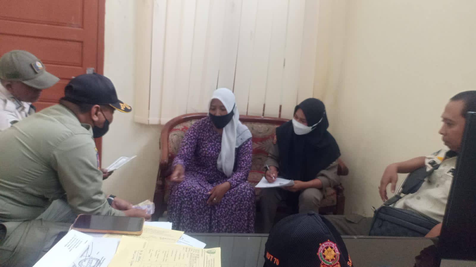 Ngemis Modus Donasi, dua Perempuan Ini Diciduk Satpol PP