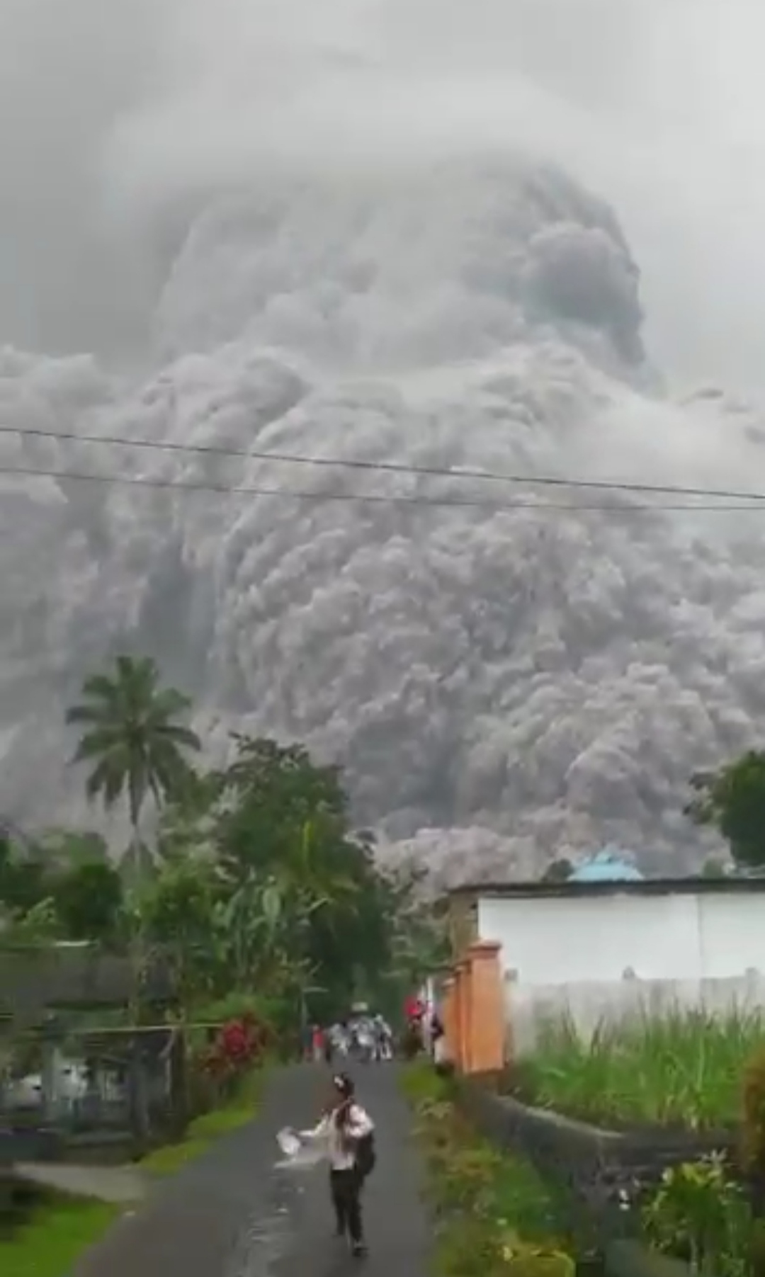 Semeru Erupsi, Dua Kecamatan Gelap Gulita