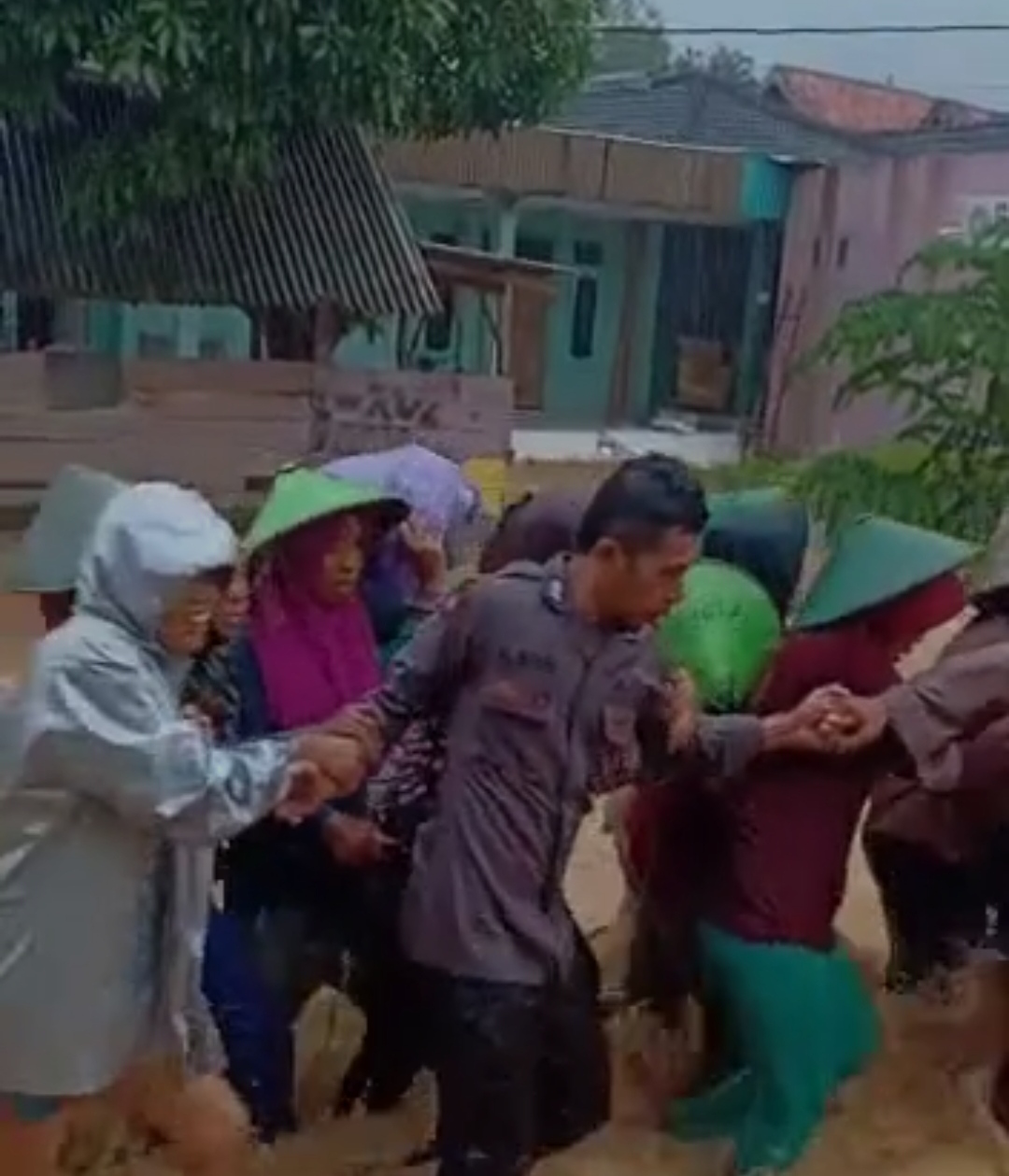 Pulau Kangean Sumenep Diterjang Banjir, Polisi Berjibaku Selamatkan Warga