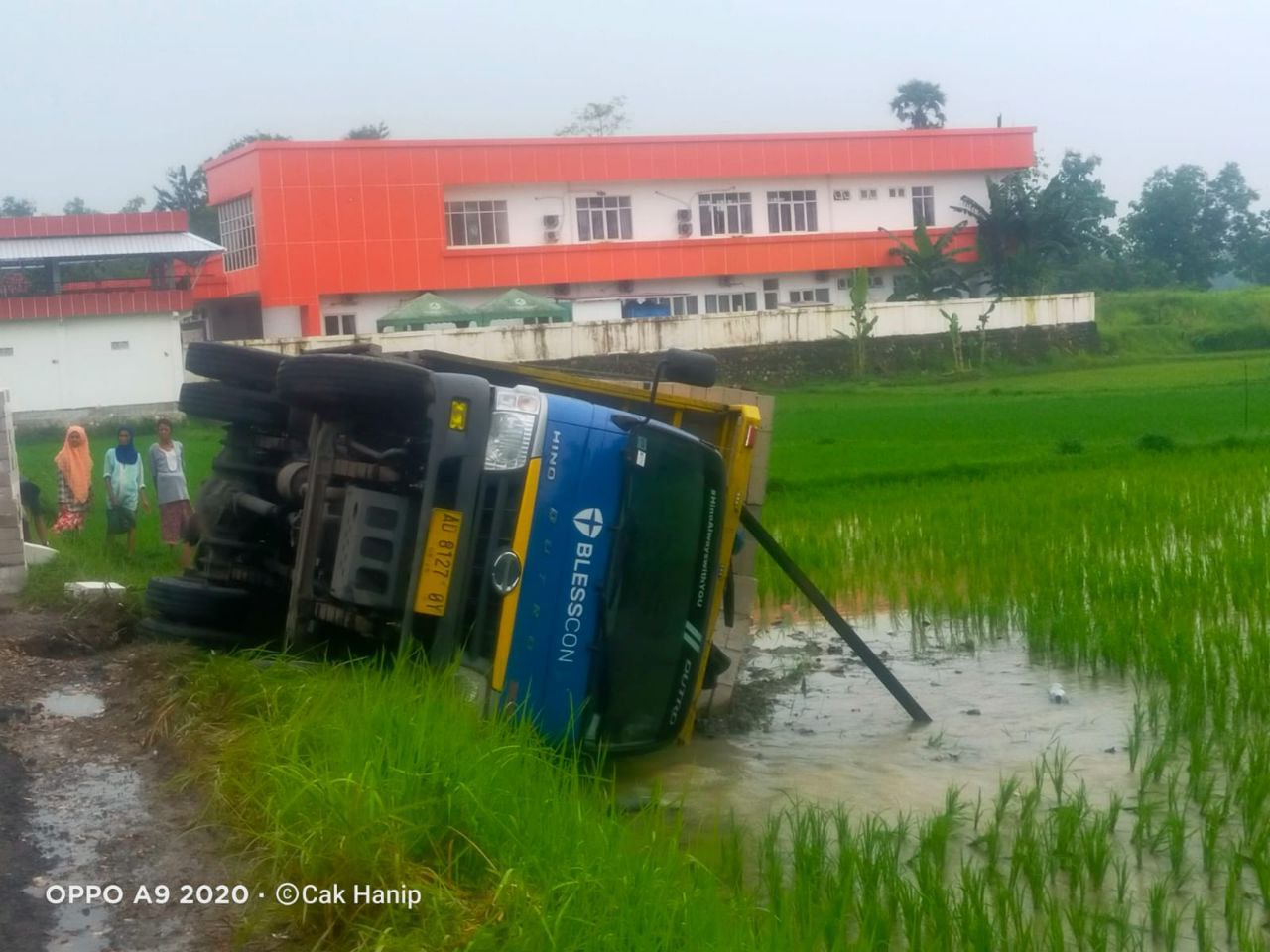Truk yang Terguling ini, Jadi Pertanda Parahnya Kerusakan Jalan di Kecamatan Konang