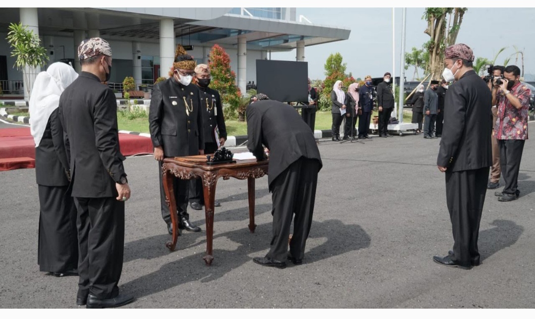 Filosofi Bupati Sumenep Lantik Pejabat di Bandara Trunojoyo