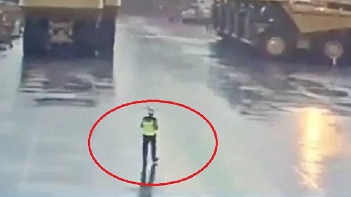 Viral Satpam Tersambar Petir, Ajaib Dia Selamat!