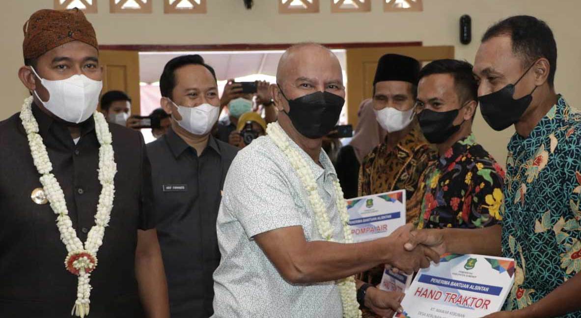 Said Abdullah Bagikan 100 Mesin Pertanian