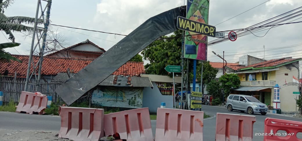 Papan Reklame Rusak Bergelantungan Ancam Keselamatan Pengguna Jalan