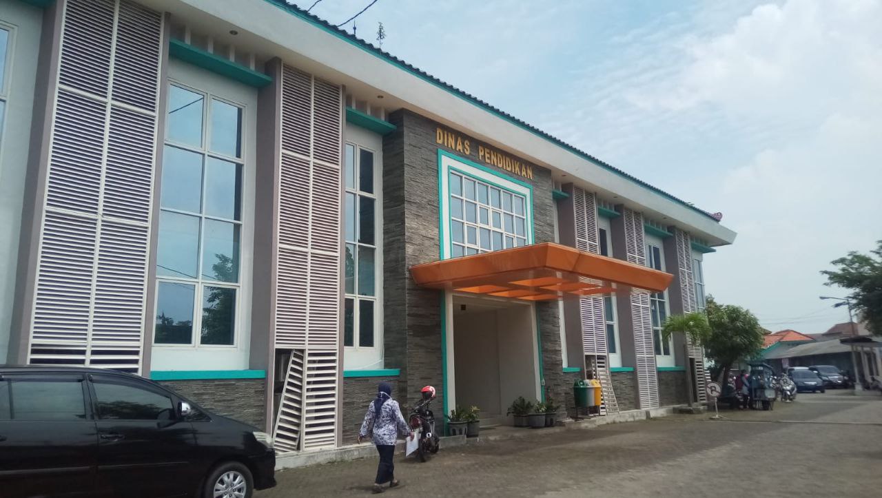 Sekolah Ambruk, Siswa SDN Tlagah 1 Galis Numpang Sekolah di Rumah Warga, Kapan Direhab?