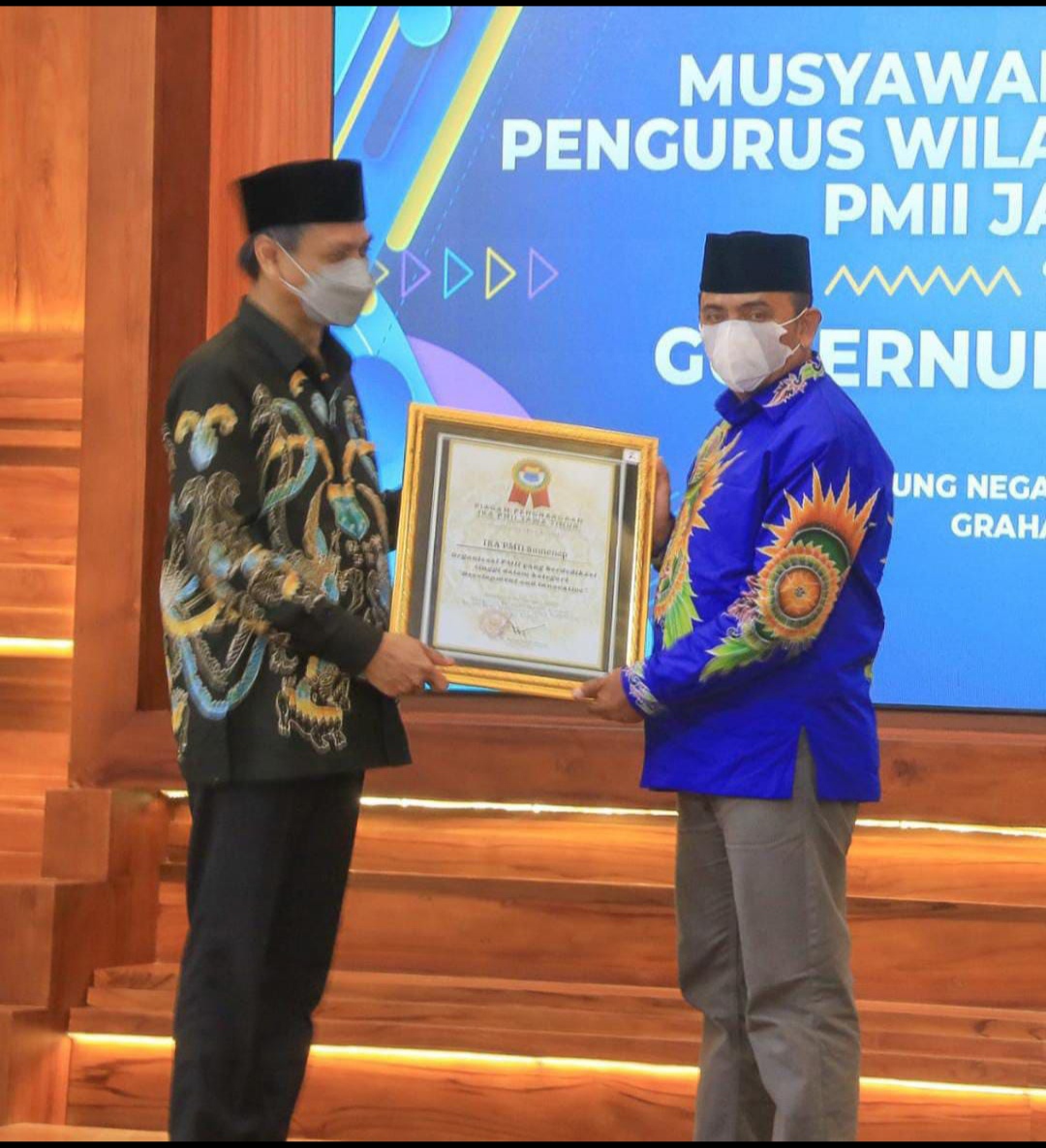 Di Gedung Grahadi Surabaya, PC IKA PMII Sumenep Terima Penghargaan Development and Innovative