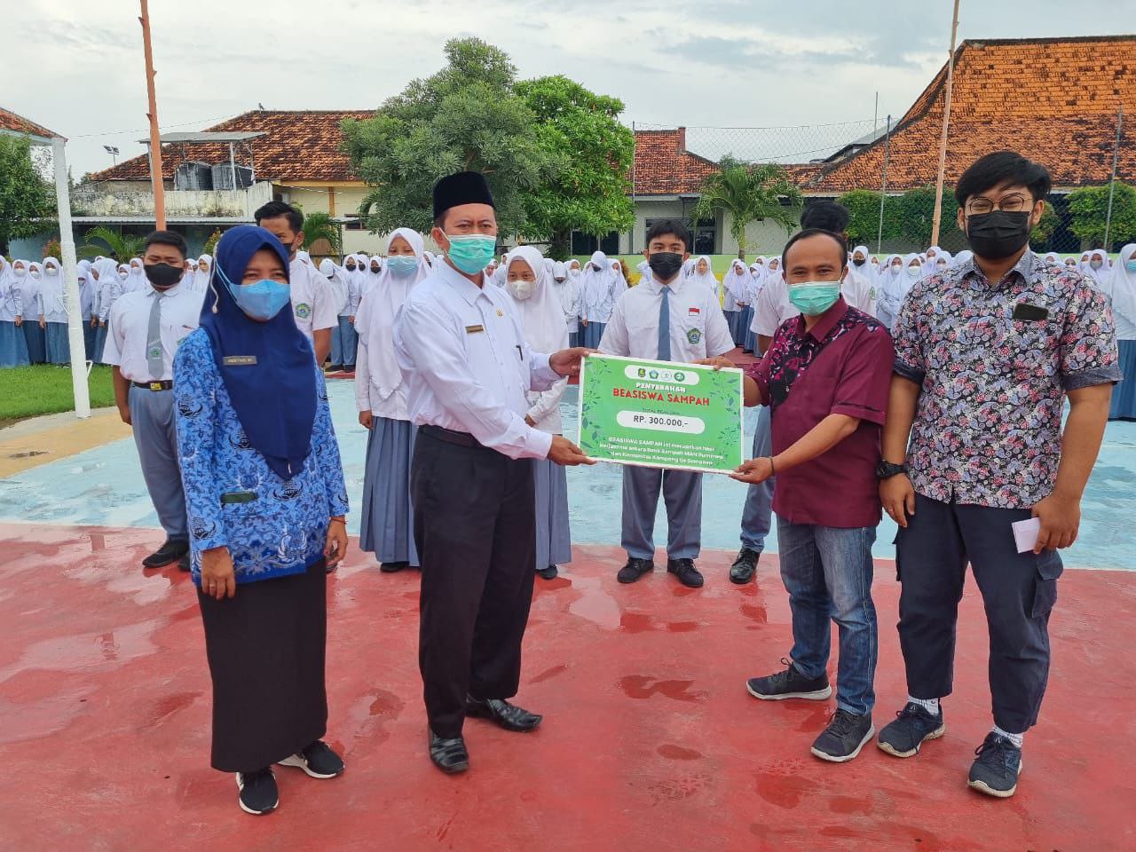 Enam Siswa MAN Sumenep Peroleh Beasiswa Sampah