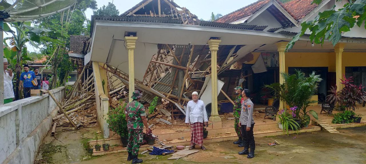 Hujan Deras Disertai Angin Kencang Sebabkan Rumah Warga Batang-Batang Ambruk