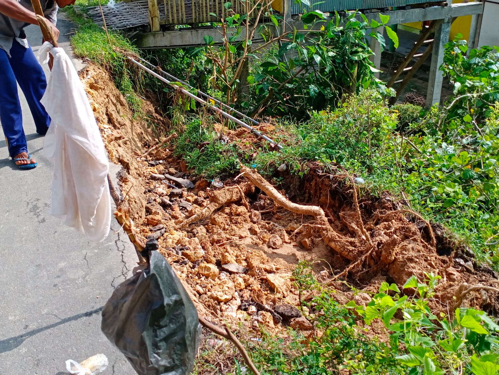 Akibat Hujan Deras, Tebing Jalan  poros kabupaten di Desa Daleman Amblas