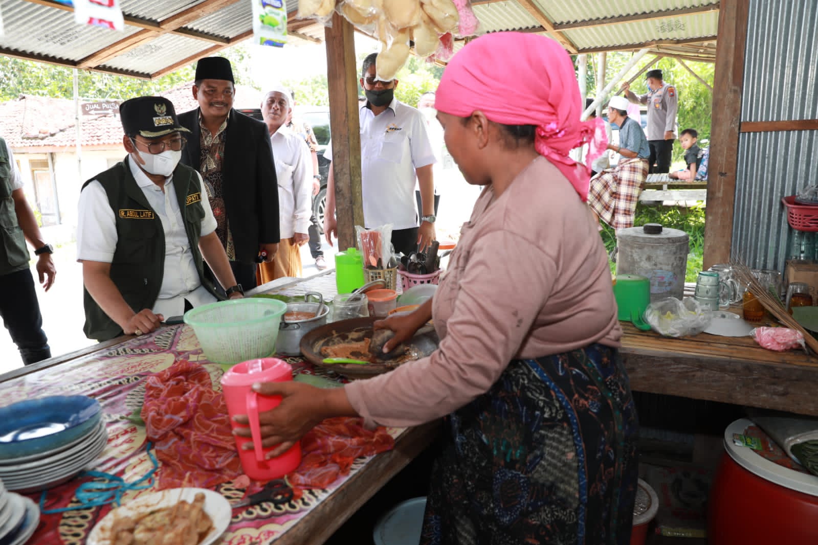 Cerita Penjual Rujak, Tak Sadar Pembelinya Seorang Bupati, Begini Ekspresinya Setelah Tahu