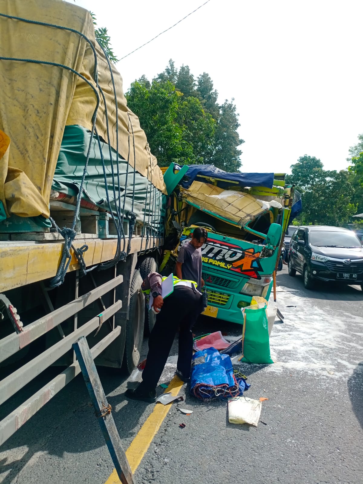 Tronton VS Colt Diesel  Adu Jotos di Blega, Beruntung Pengemudinya Hanya Luka Ringan