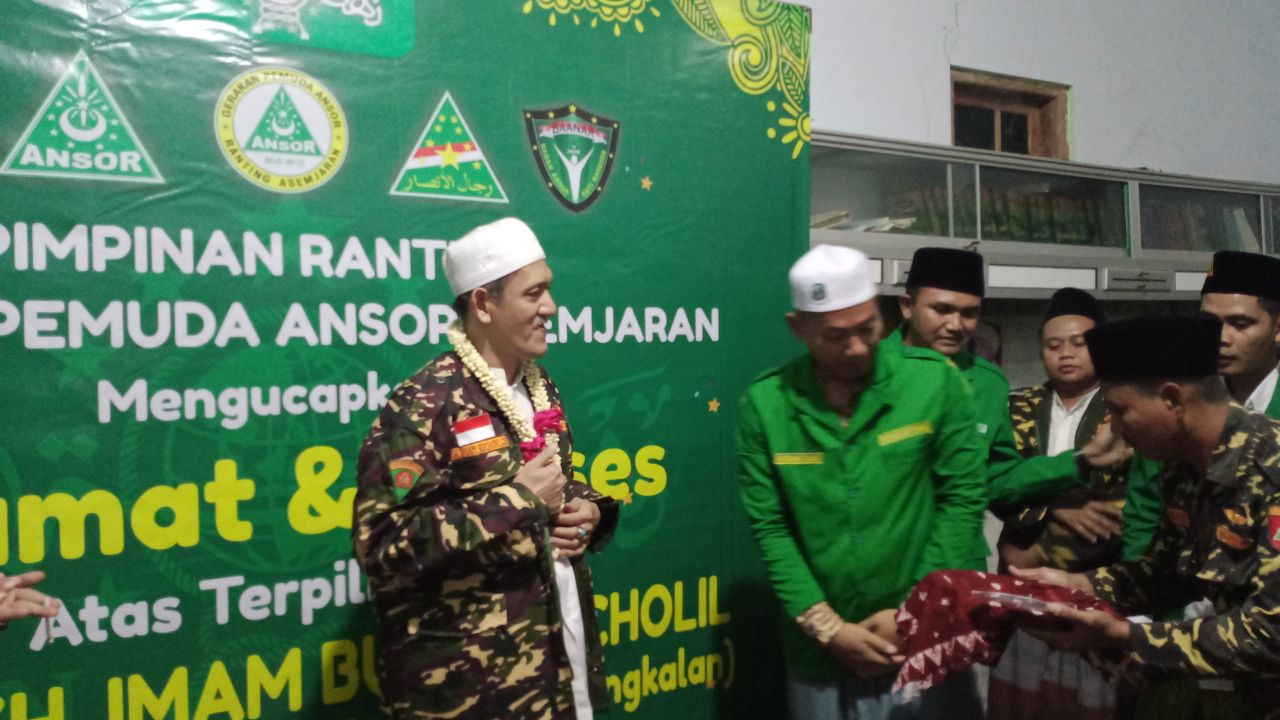 Potong Tumpeng Untuk Kiai Imam yang Terpilih jadi Pengurus PBNU