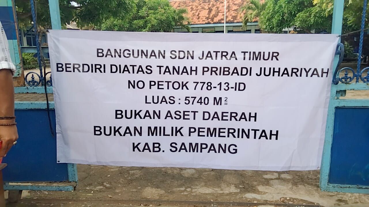 Gerbang SDN Jatra Timur, Banyuates, Dipasang Spanduk Bertuliskan Ini, Ada Apa?