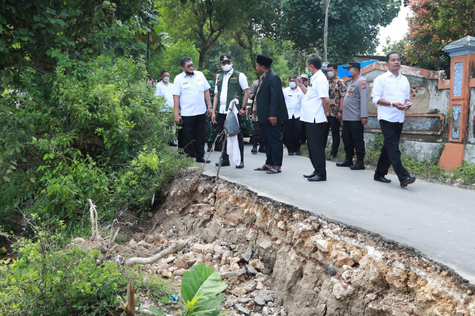 Ra Latif Tinjau Amblesnya Tebing Jalan Poros Kabupaten di Desa Daleman
