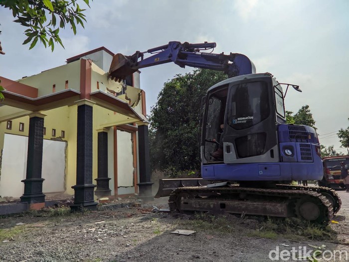Suami Selingkuh, Sudarmi Bongkar Rumah Pakai Buldoser