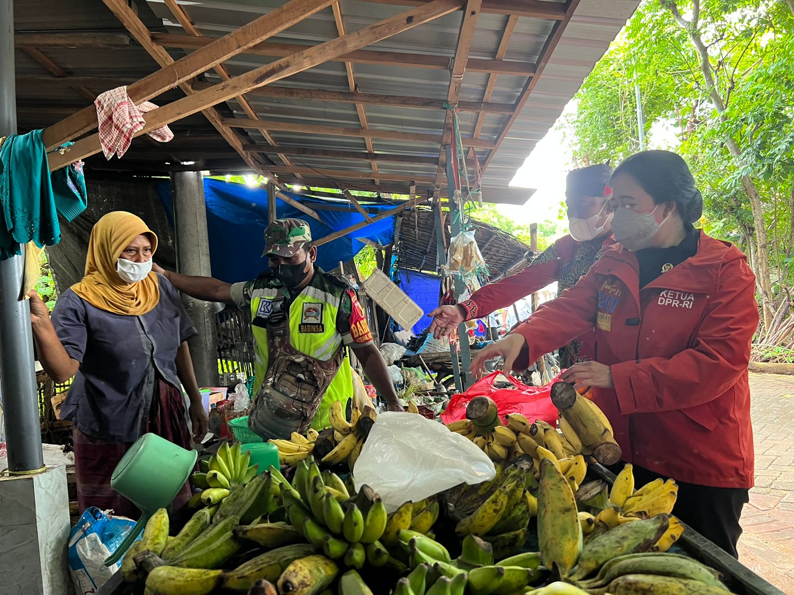 Puan Maharani ‘Mandi’ Oksigen di Gili Iyang