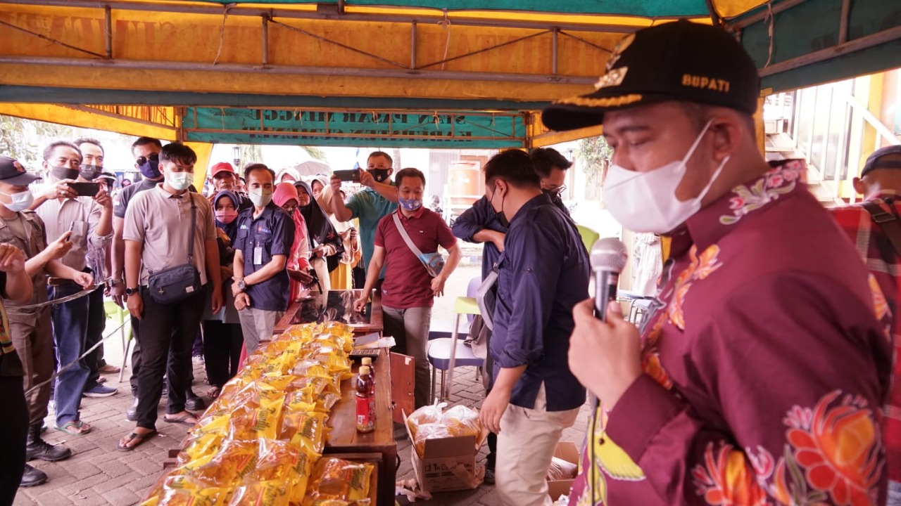 Operasi Pasar Minyak Goreng Murah di Sumenep, Warga Beli Tunjukkan KTP dan Cap Jempol