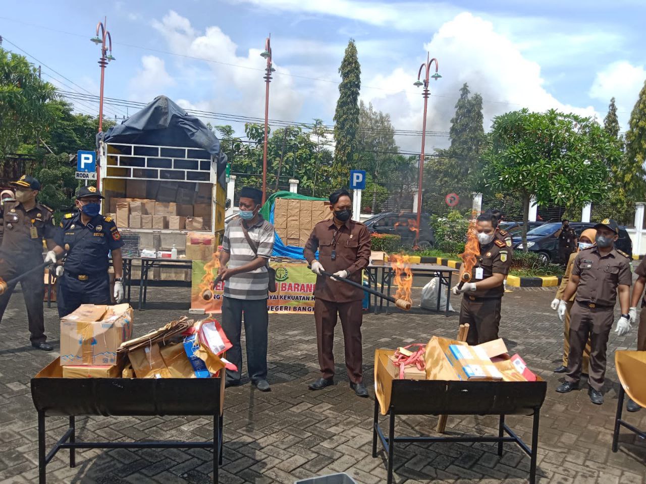 Kejaksaan Musnahkan Sabu dan Rokok