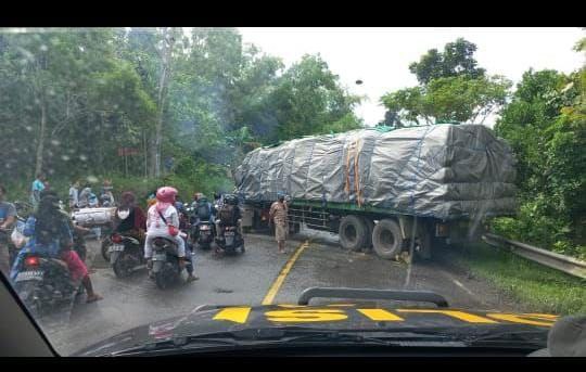 Truk Mogok Picu Kemacetan Parah di Jalan Raya Galis Bangkalan