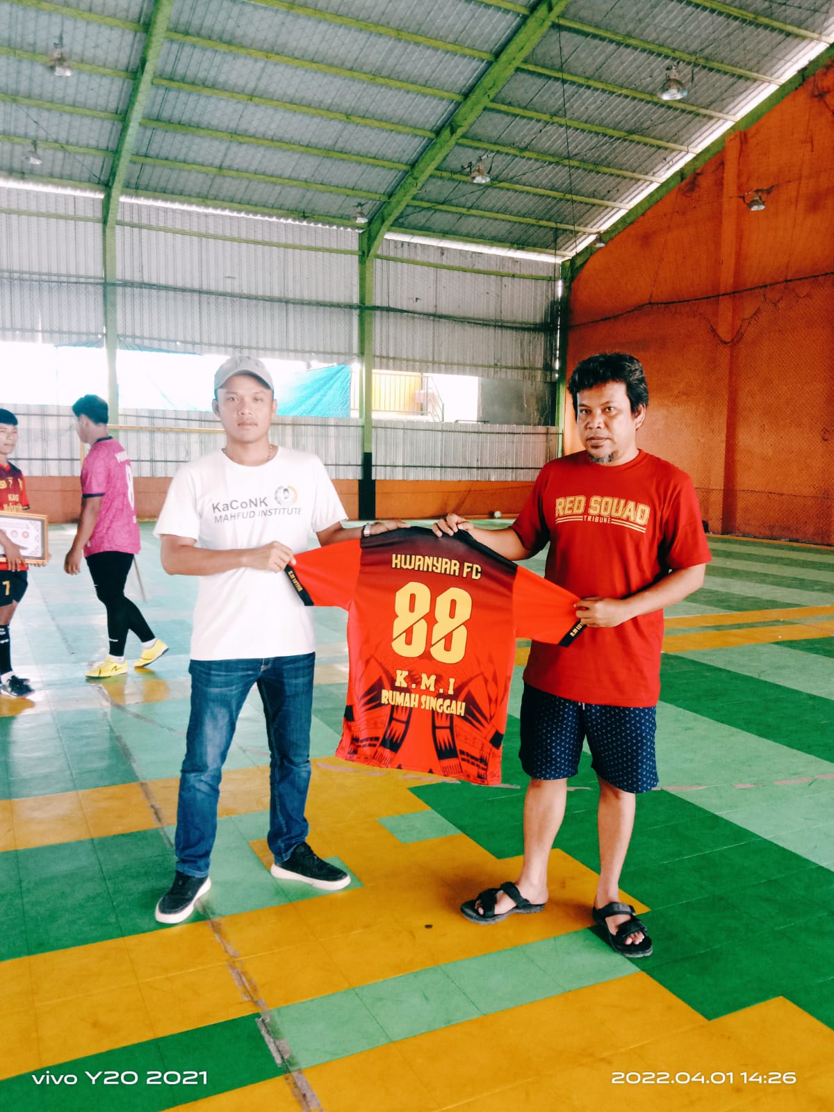 Support Dunia Olahraga, KMI sumbang Jersey Tim Futsal Kwanyar