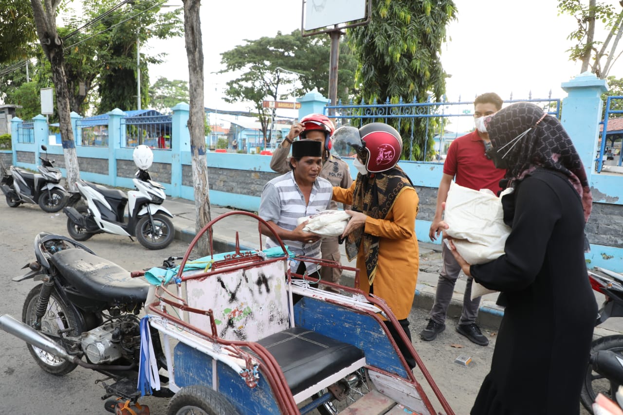 Istri Bupati Sampang Keliling Naik Motor Temui Tukang Becak