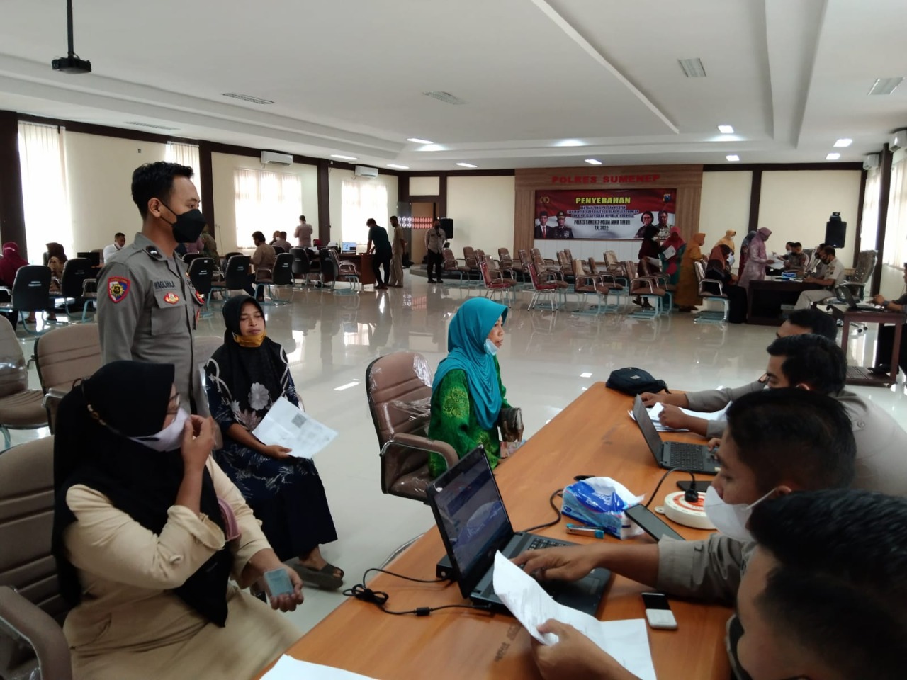 Polres Sumenep Salurkan  Dana Bantuan bagi 6000 pedagang Warung dan Kaki Lima