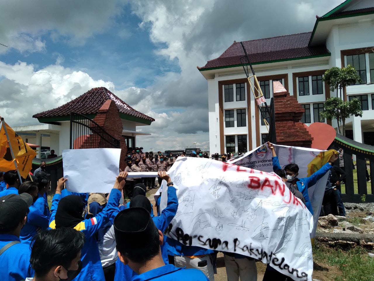 Tuntut Perbaikan Infrastruktur di Daerah Kamal, PMII Geruduk Kantor DPRD Bangkalan