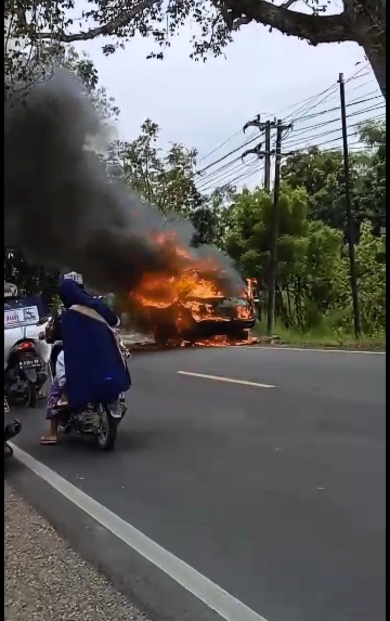 Konsleting Listrik, Mobil Pemudik Terbakar di Sampang