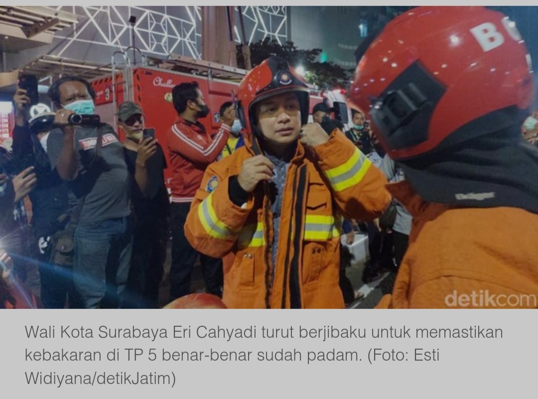 Live di IG, Walikota Surabaya Berjibaku Padamkan Kebakaran TP 5