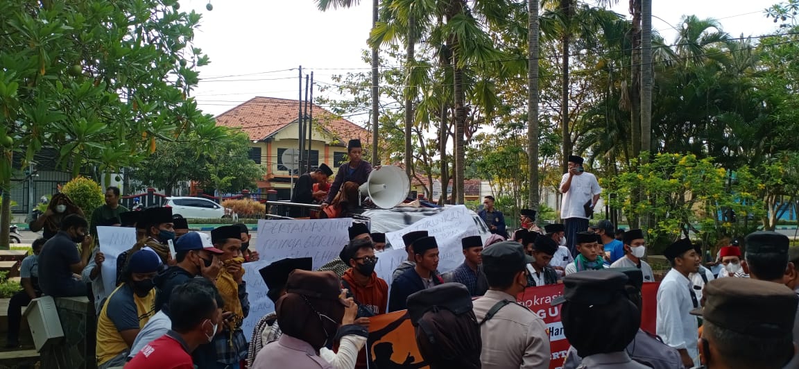 Demo Pemda, Bupati Bangkalan Diminta Tidak Tunda Pilkades Tahap II
