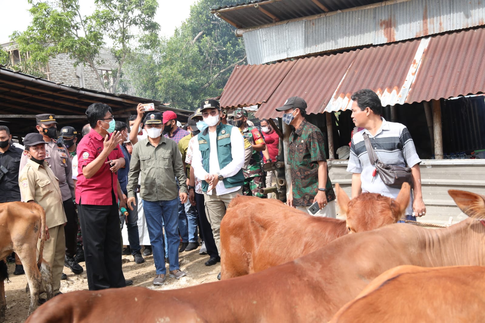 Tinjau Pasar Tanah Merah, Ra Latif: Belum Ada Sapi Yang Terindikasi Terkena PMK