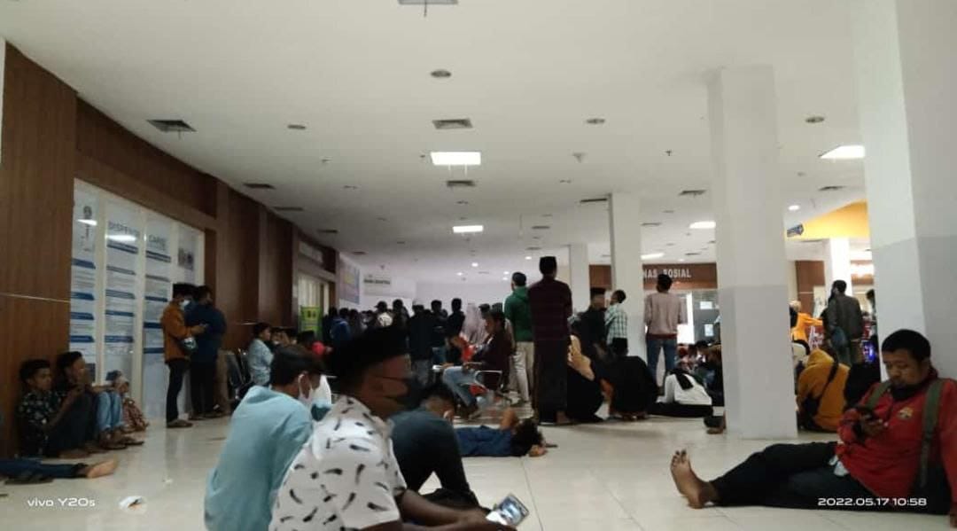 Pemohon e-KTP di Bangkalan Membludak, Sampai Harus Duduk di Lantai, ini Penyebabnya!