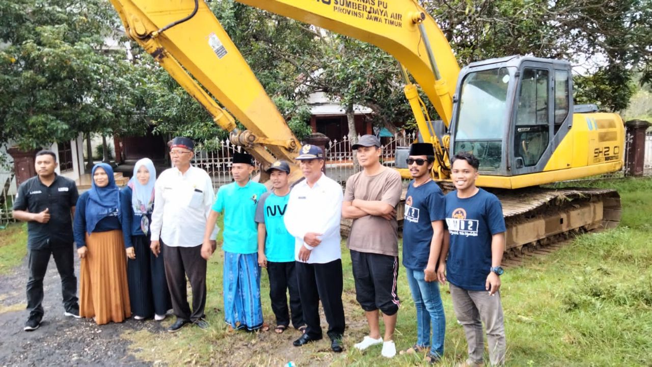 Kerja Bakti Tak Mampu Bersihkan Sampah di Sungai Blega, Pemprov Pinjamkan Excavator