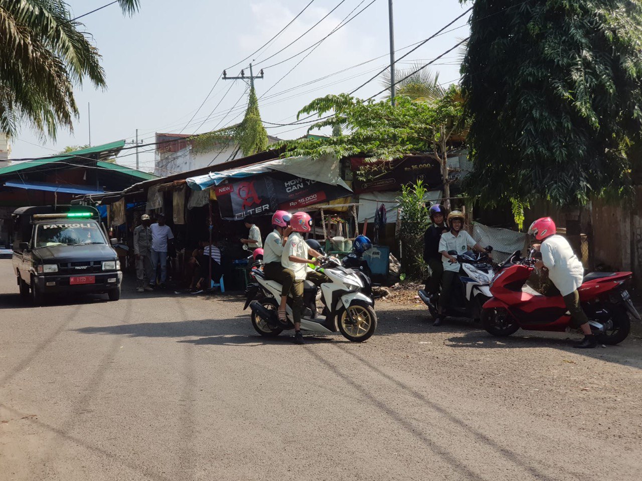 Asik Nongkrong di Warung Kopi, Puluhan Pelajar di Bangkalan Diobrak Satpol- PP