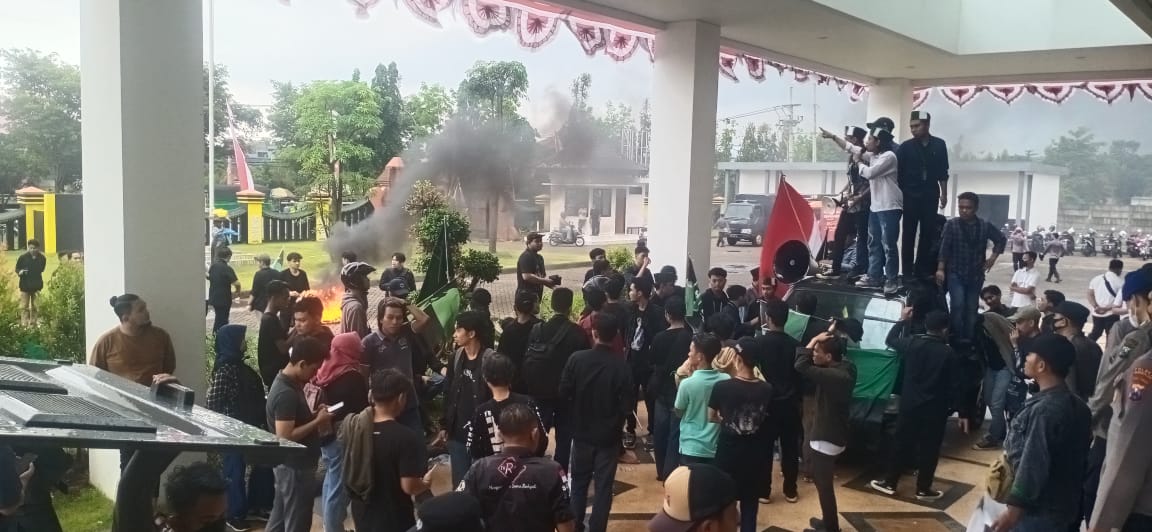 HMI Demo DPRD Bangkalan, Tolak Wacana Kenaikan BBM