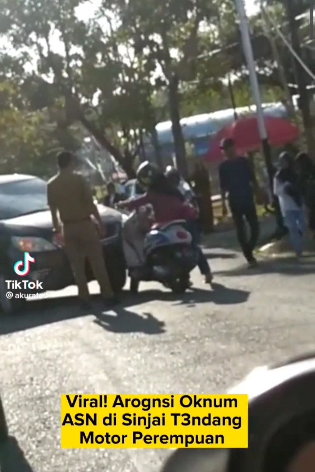 Identitas PNS yang Viral Karena Tendang Motor Seorang Wanita