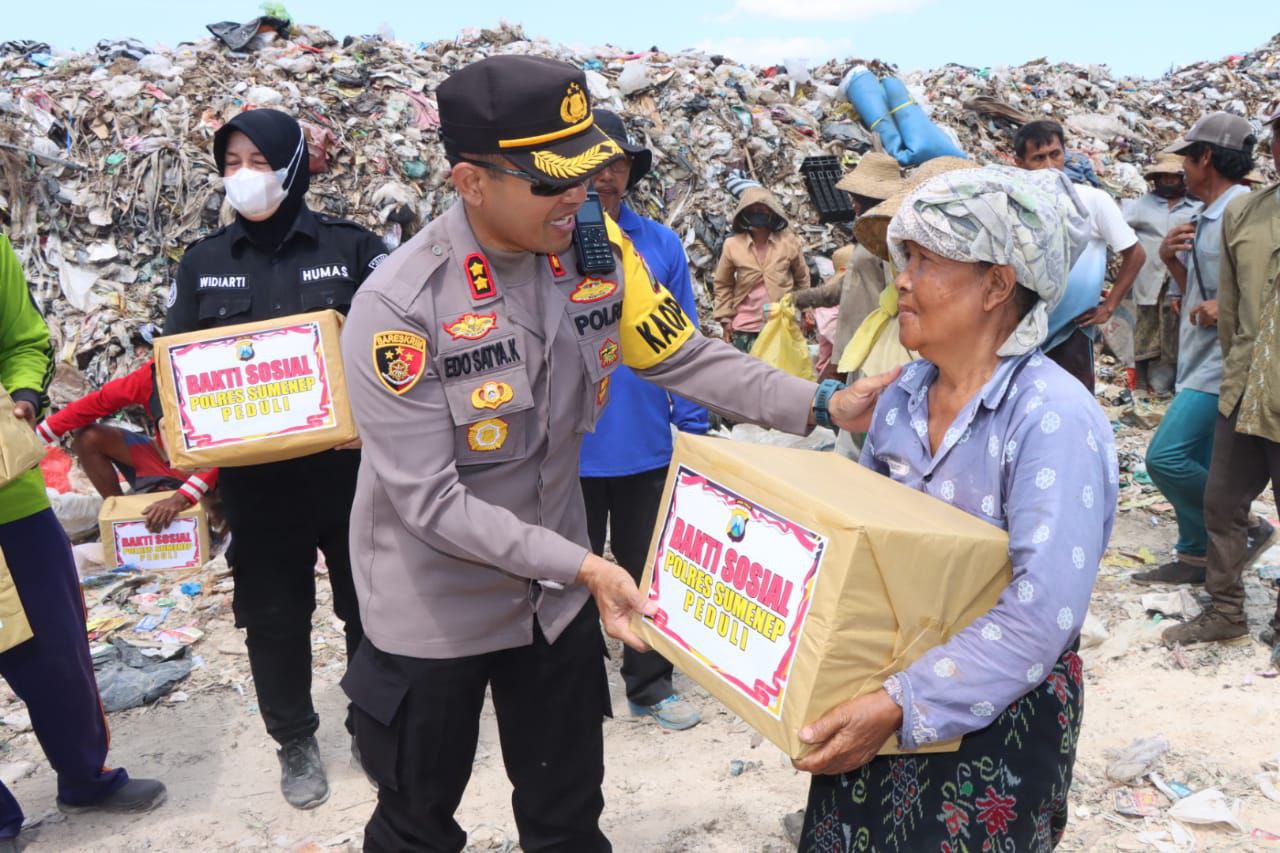 Polisi Sumenep Bagikan Sembako Ke Pemulung