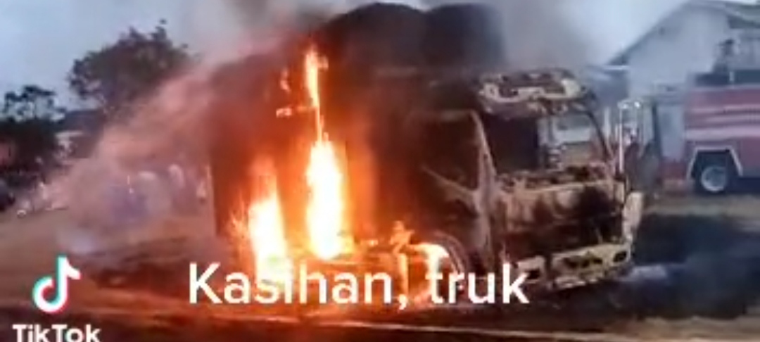 Bermuatan Tembakau Jawa, Truk Dibakar Warga di Madura