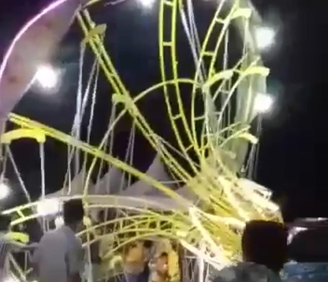 Salah Satu Wahana Pasar Malam di Kecamatan Blega Ambruk