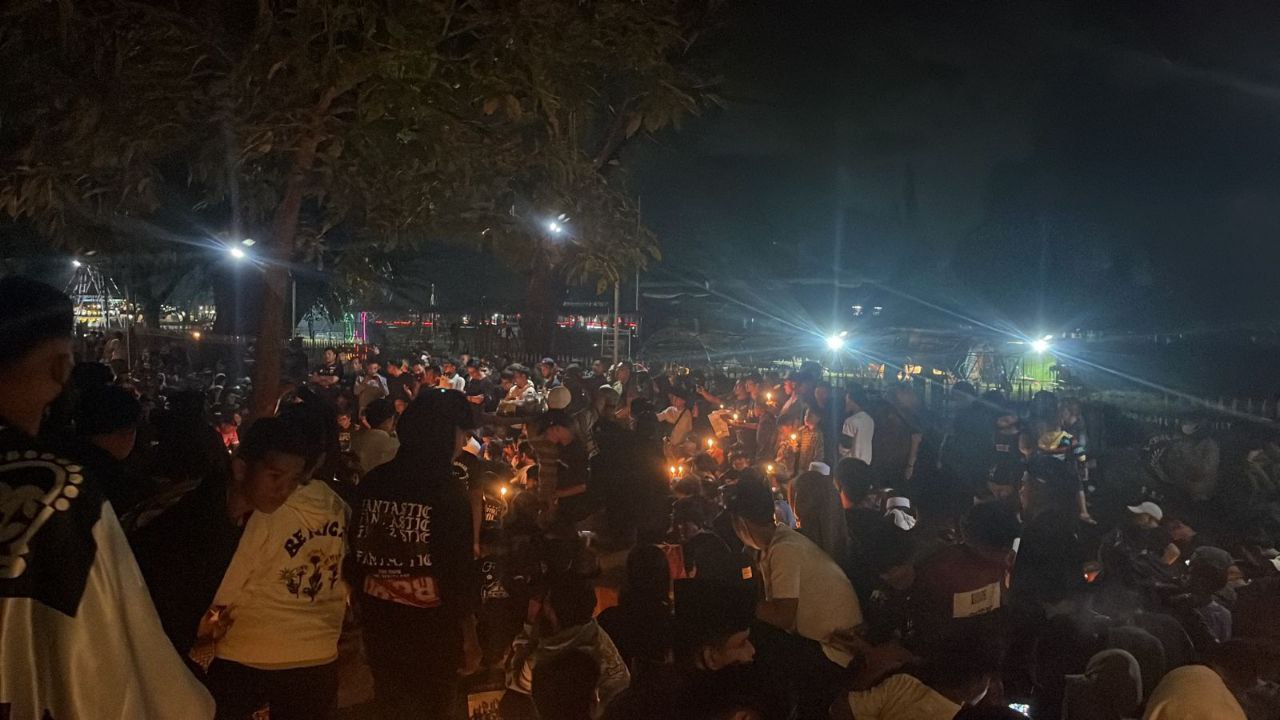Pray for Kanjuruhan: Ribuan Lilin Menyala di Alun-Alun Bangkalan