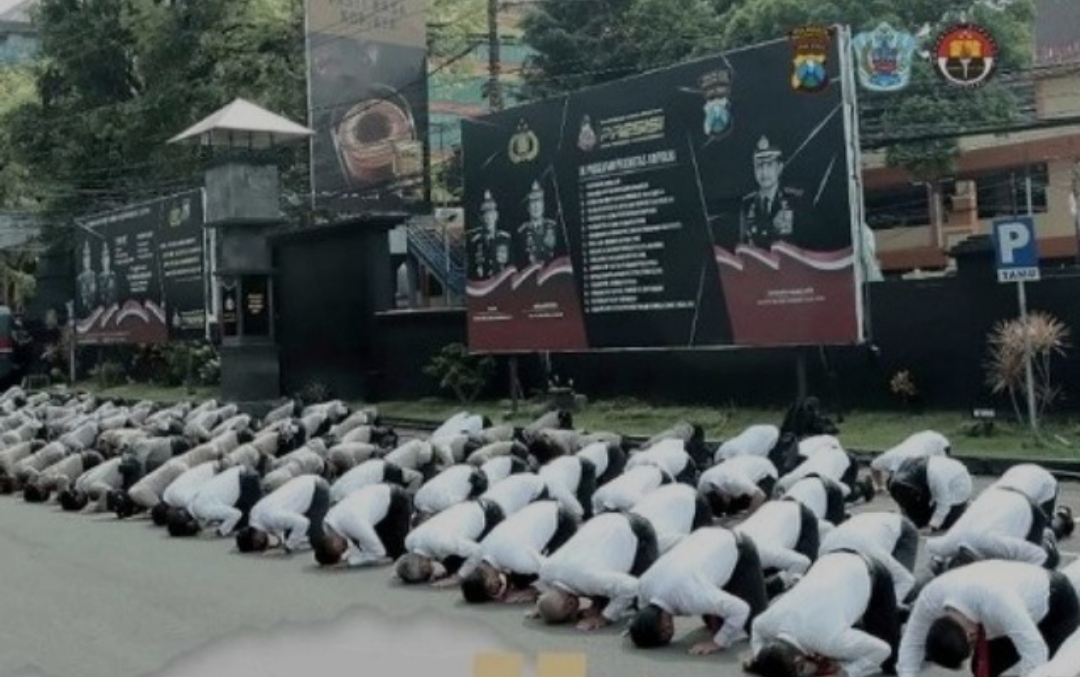 Minta Maaf Atas Tragedi Kanjuruhan, Polisi Malang Sujud Masal